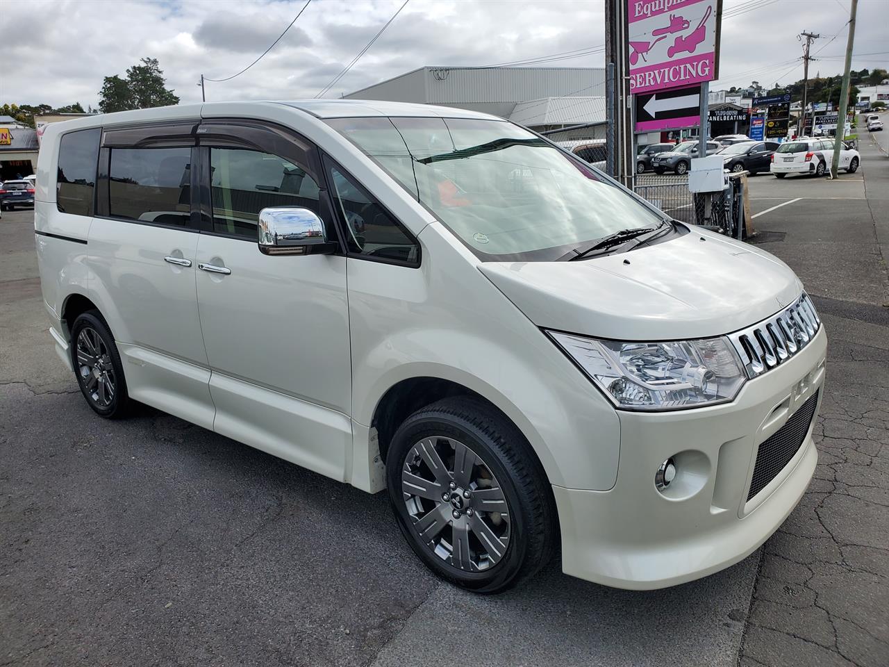 2012 Mitsubishi Delica thumbnail