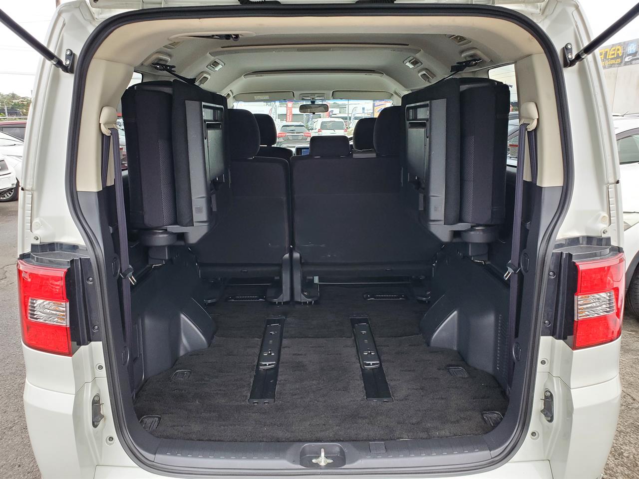 2012 Mitsubishi Delica thumbnail