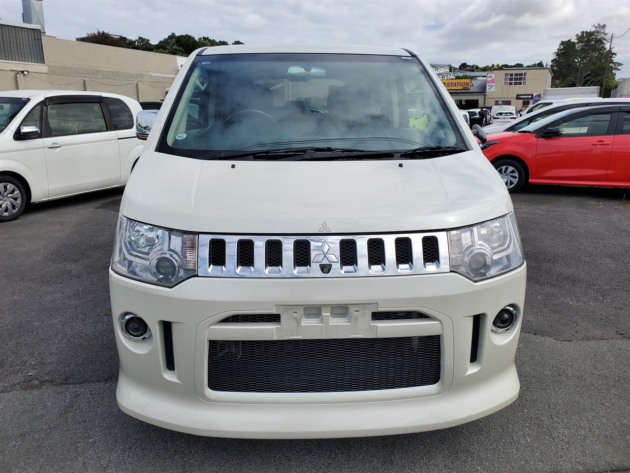 2012 Mitsubishi Delica thumbnail