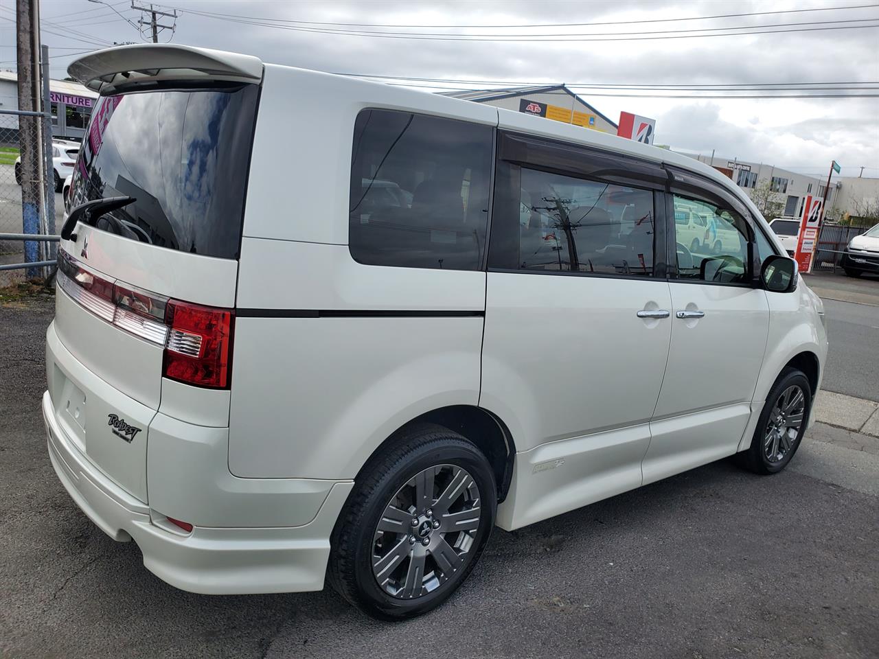 2012 Mitsubishi Delica thumbnail