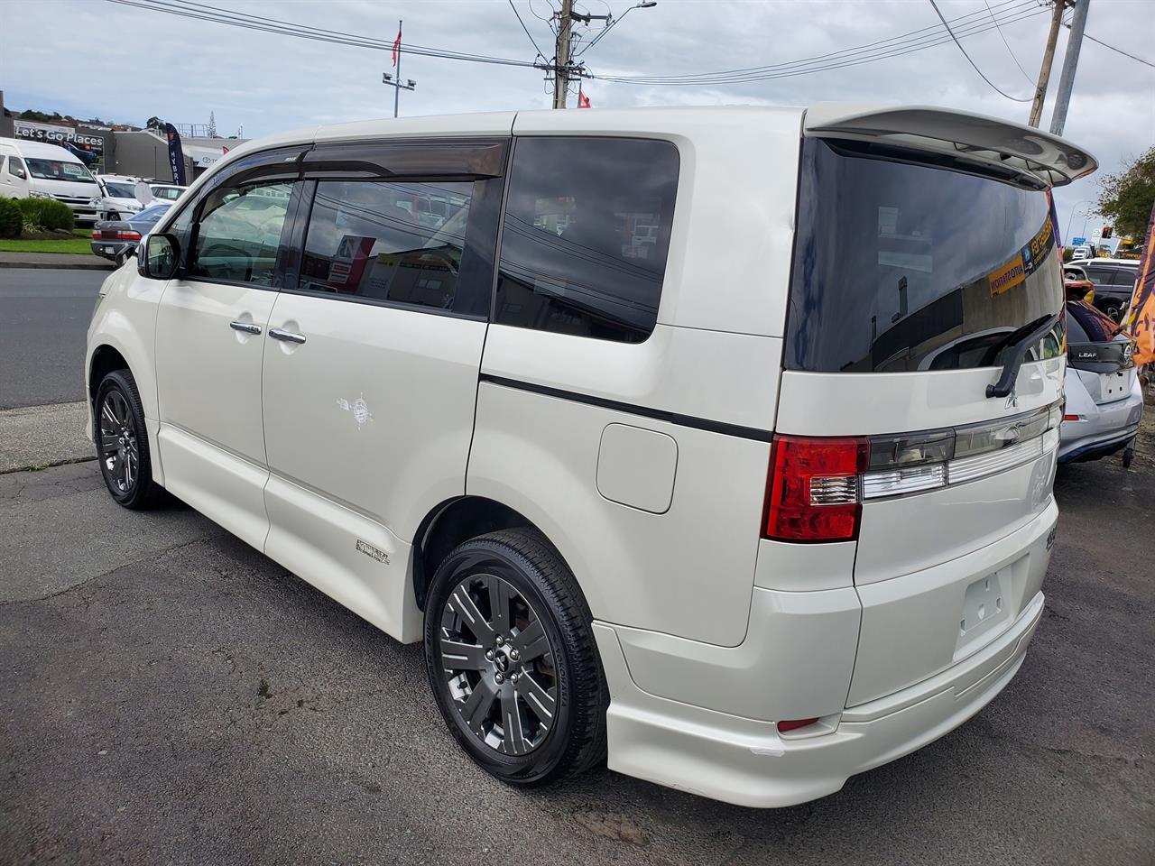 2012 Mitsubishi Delica thumbnail