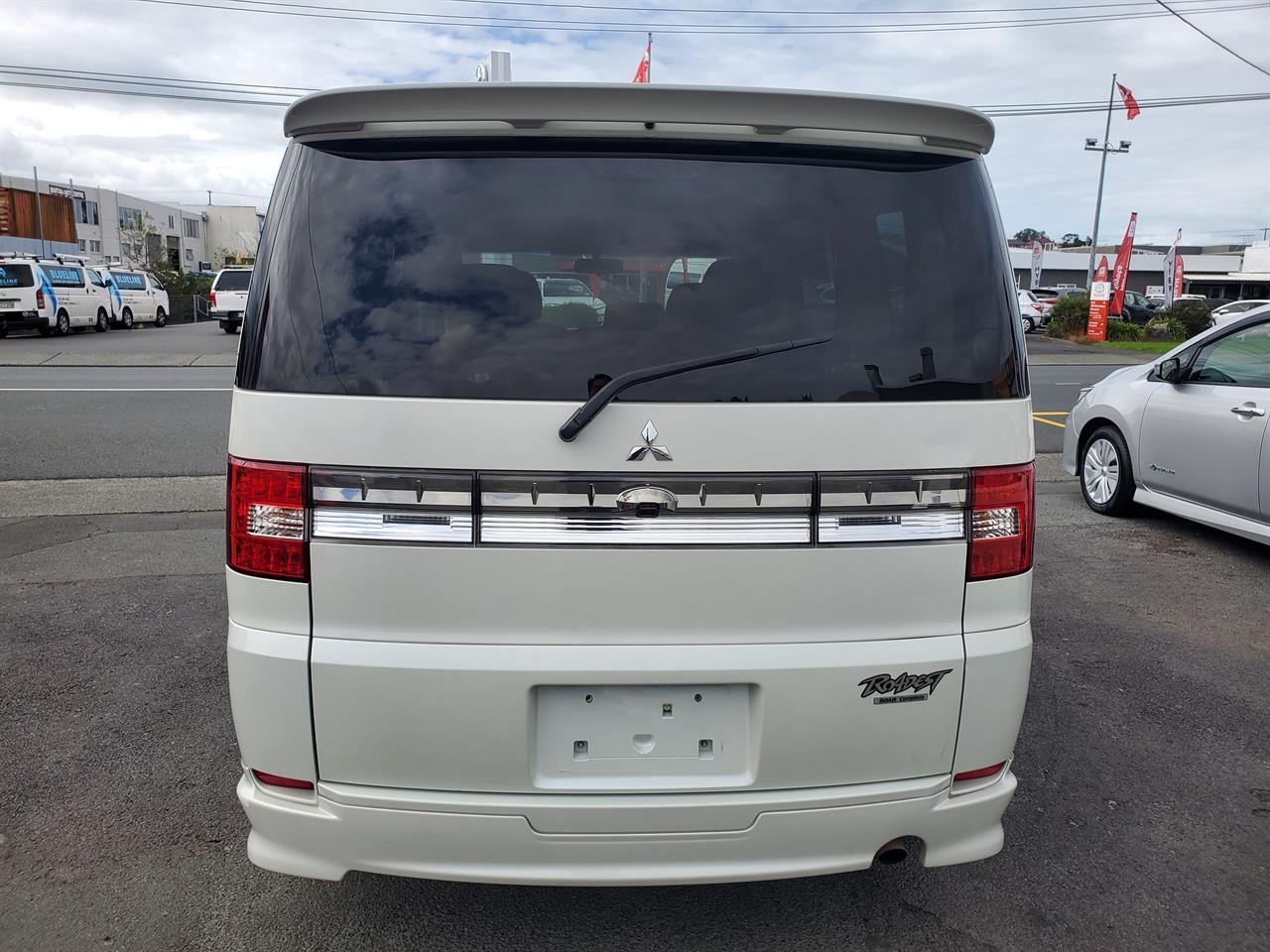 2012 Mitsubishi Delica thumbnail