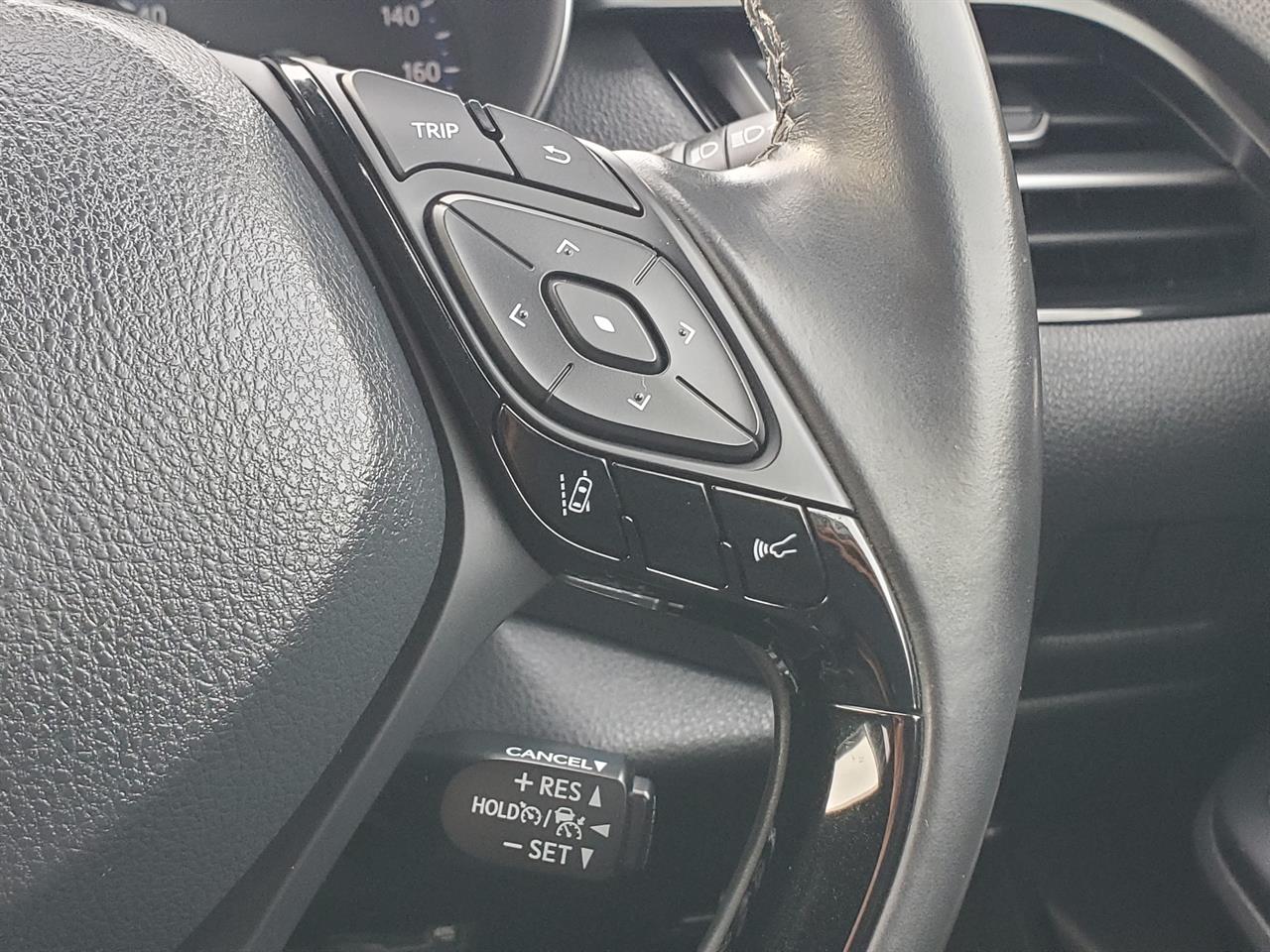 2017 Toyota C-HR thumbnail