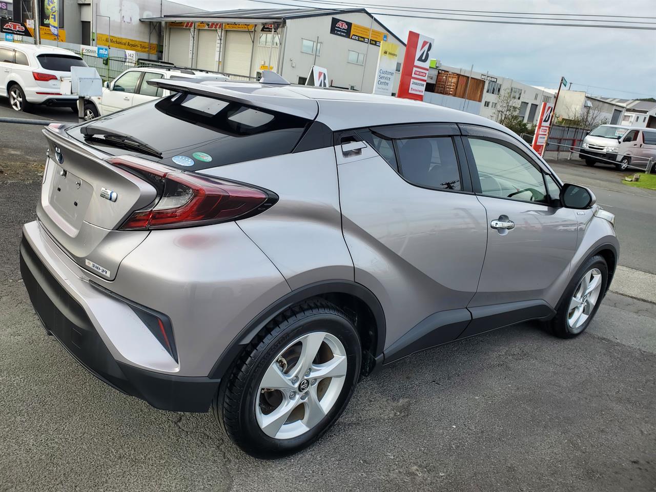 2017 Toyota C-HR thumbnail