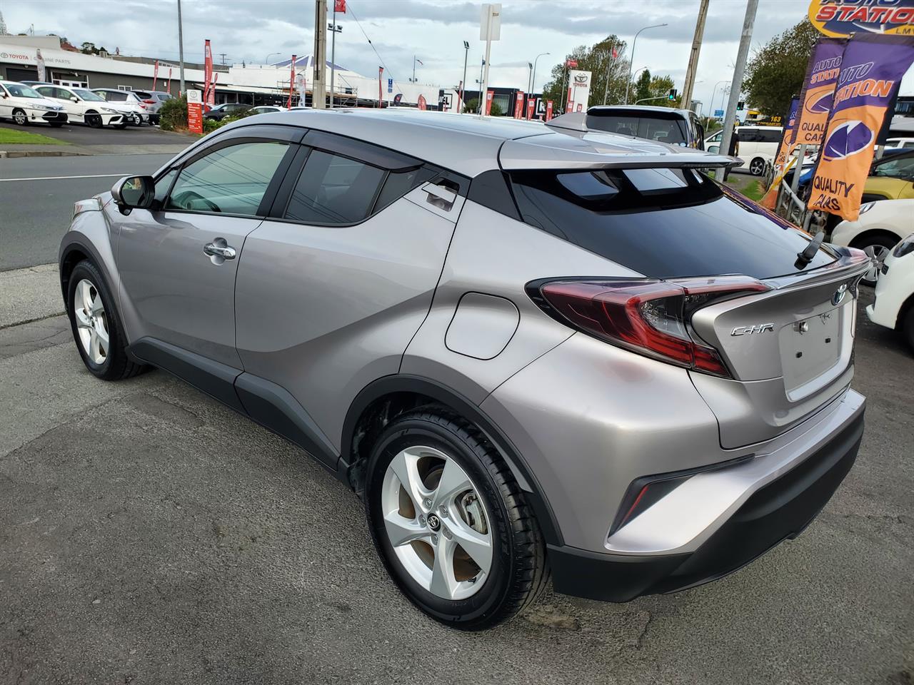 2017 Toyota C-HR thumbnail