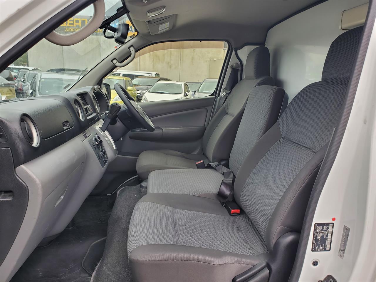 2017 Nissan Caravan thumbnail