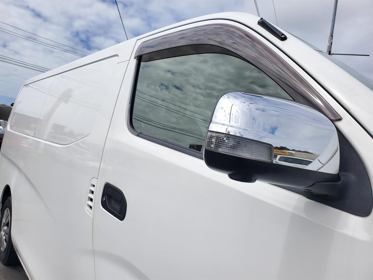 2017 Nissan Caravan thumbnail