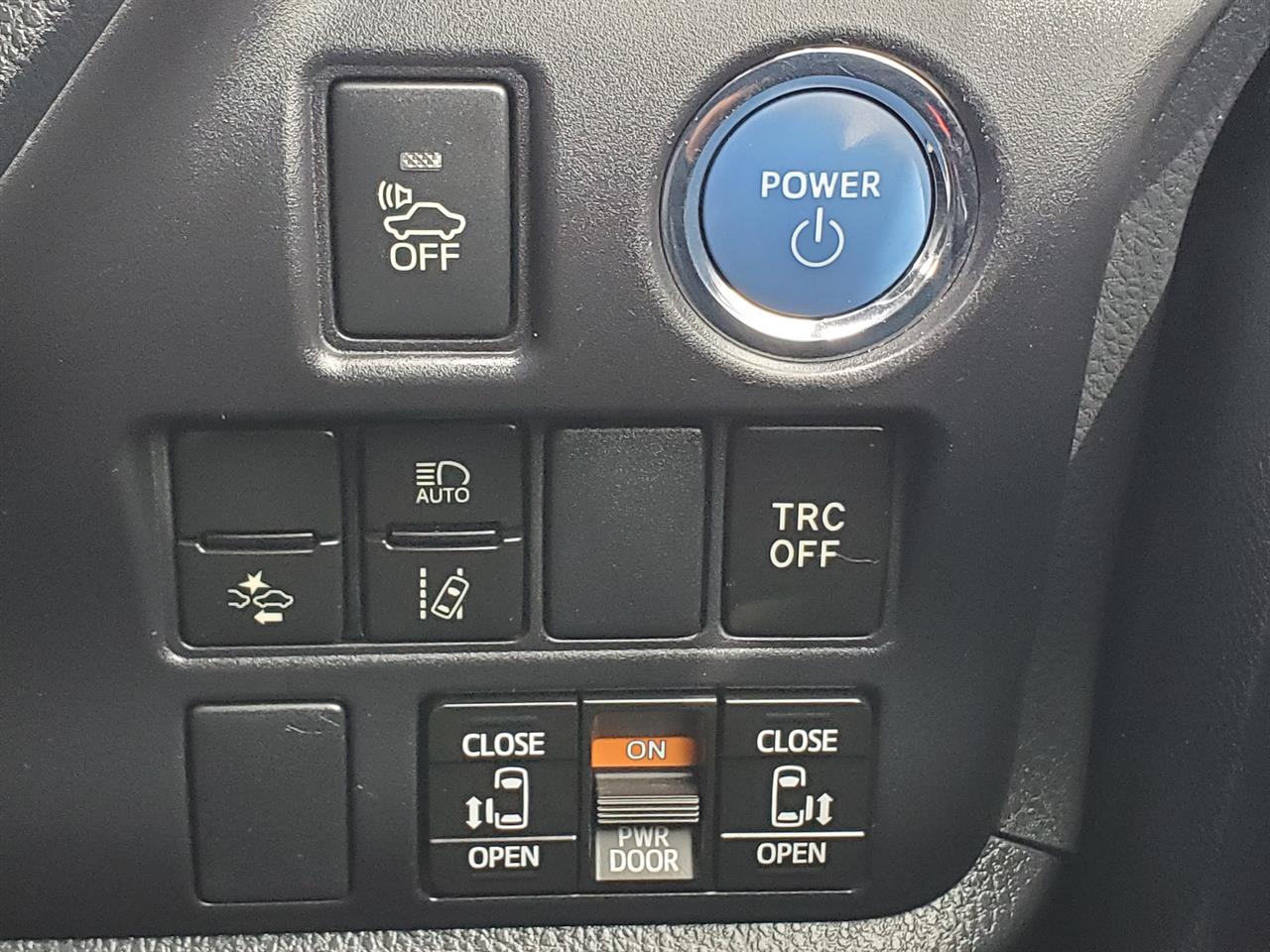 2017 Toyota Esquire thumbnail