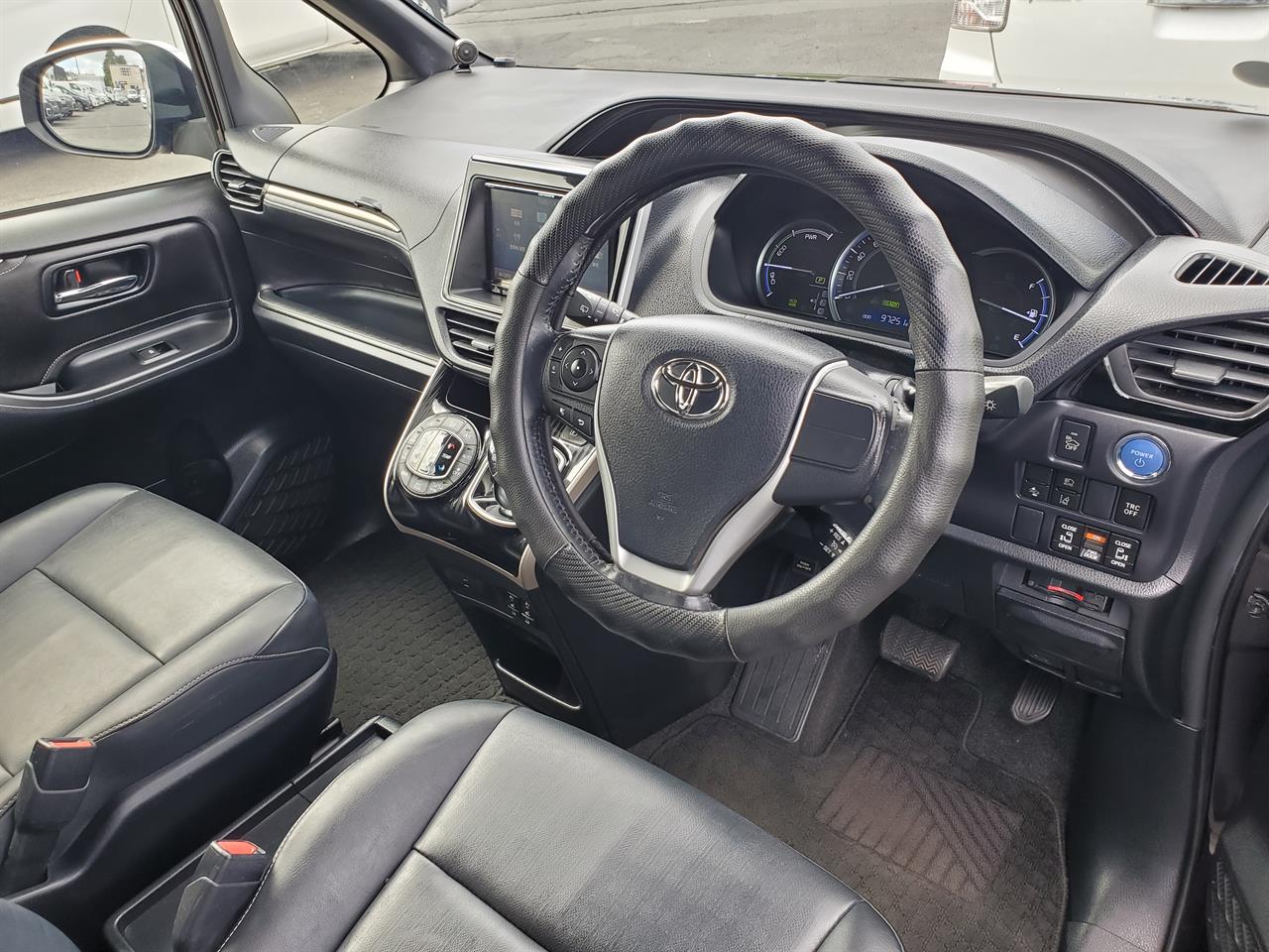 2017 Toyota Esquire thumbnail