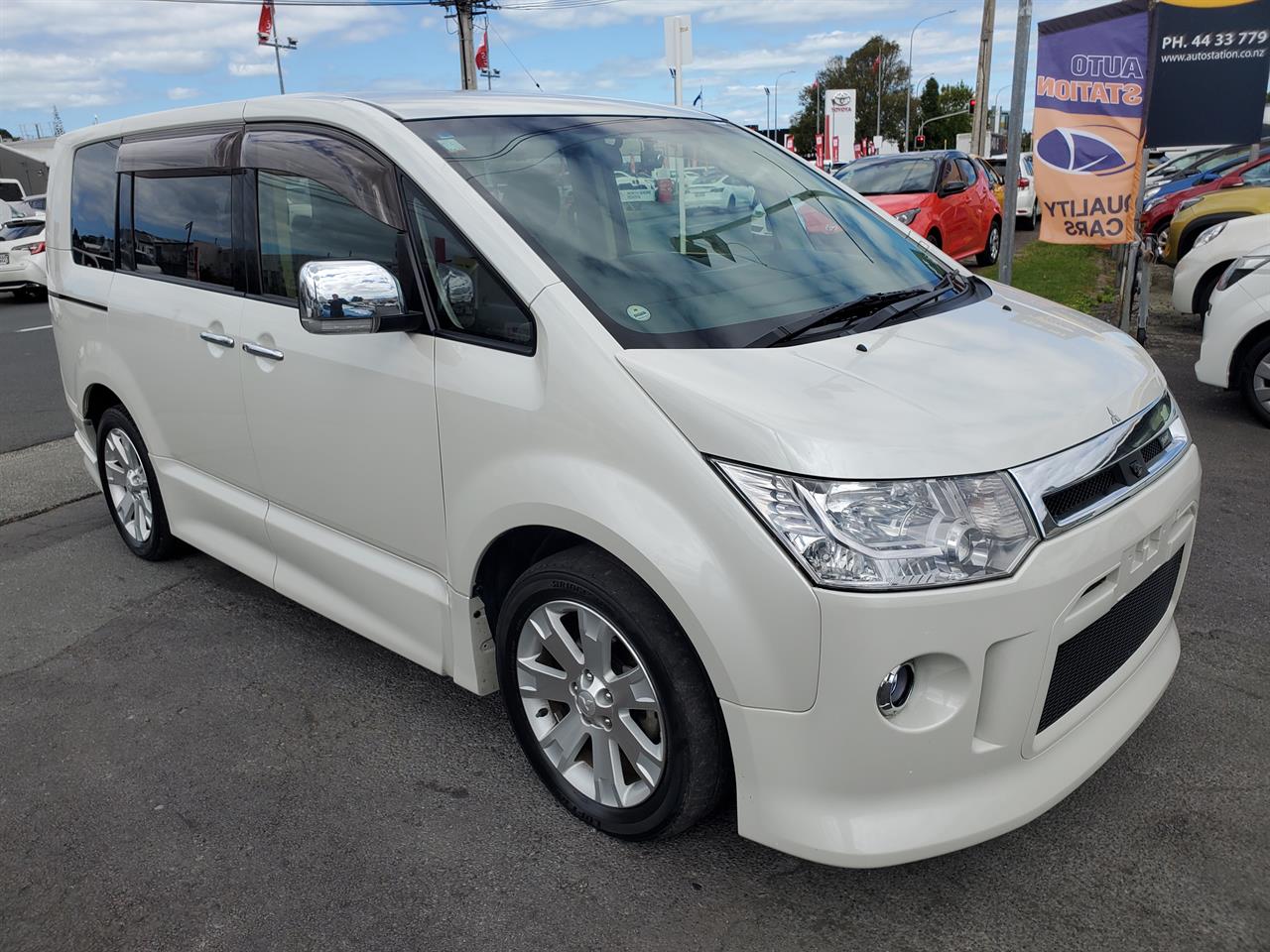 2013 Mitsubishi Delica thumbnail