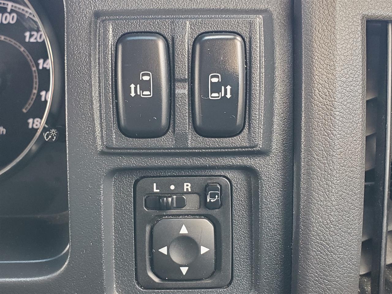 2013 Mitsubishi Delica thumbnail