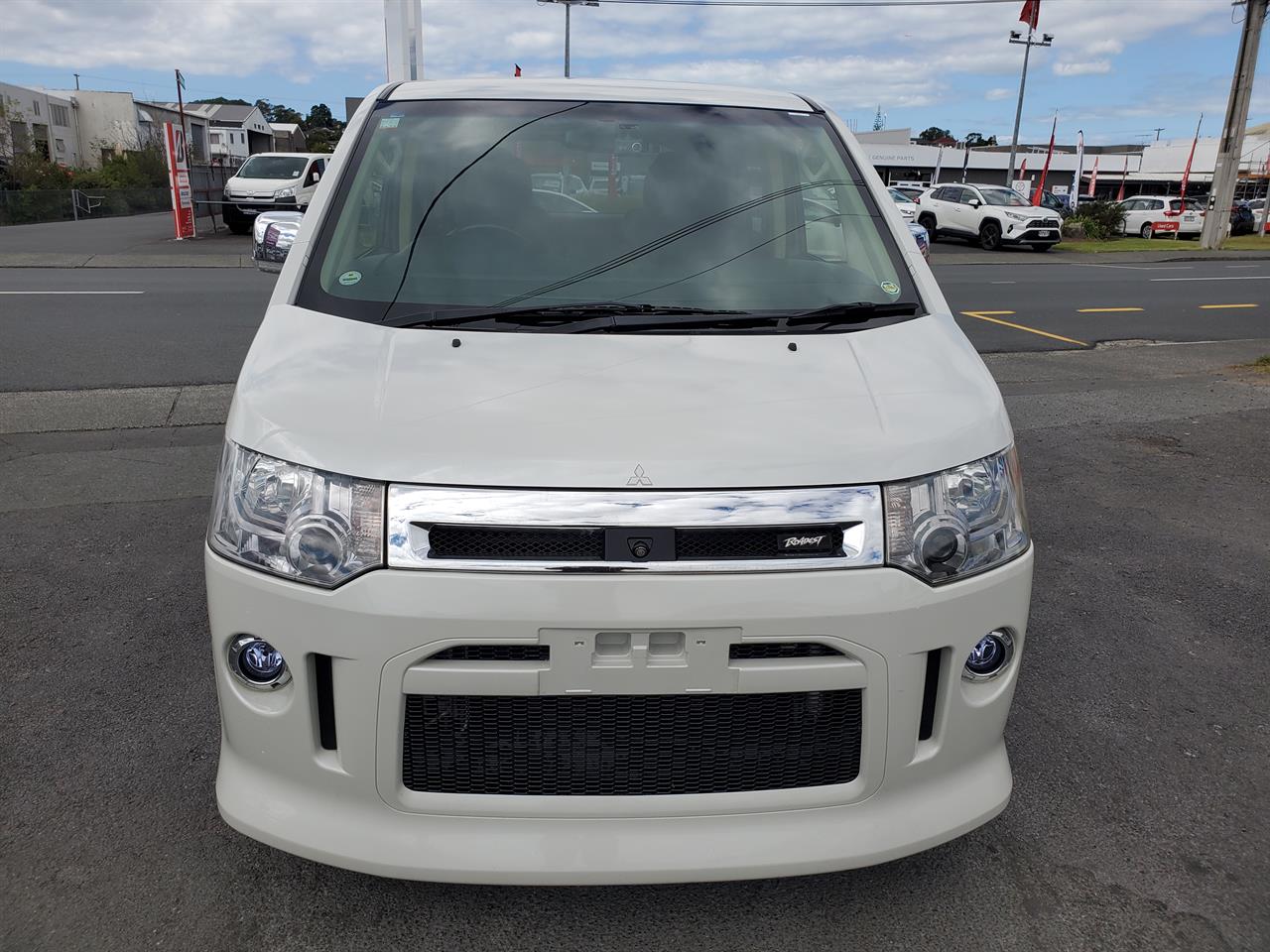 2013 Mitsubishi Delica thumbnail