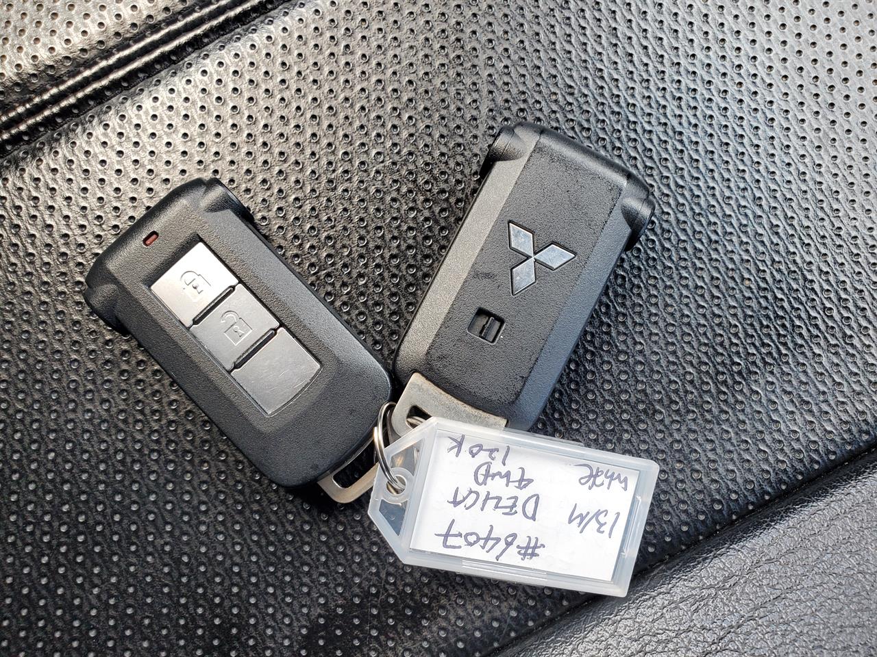 2013 Mitsubishi Delica thumbnail