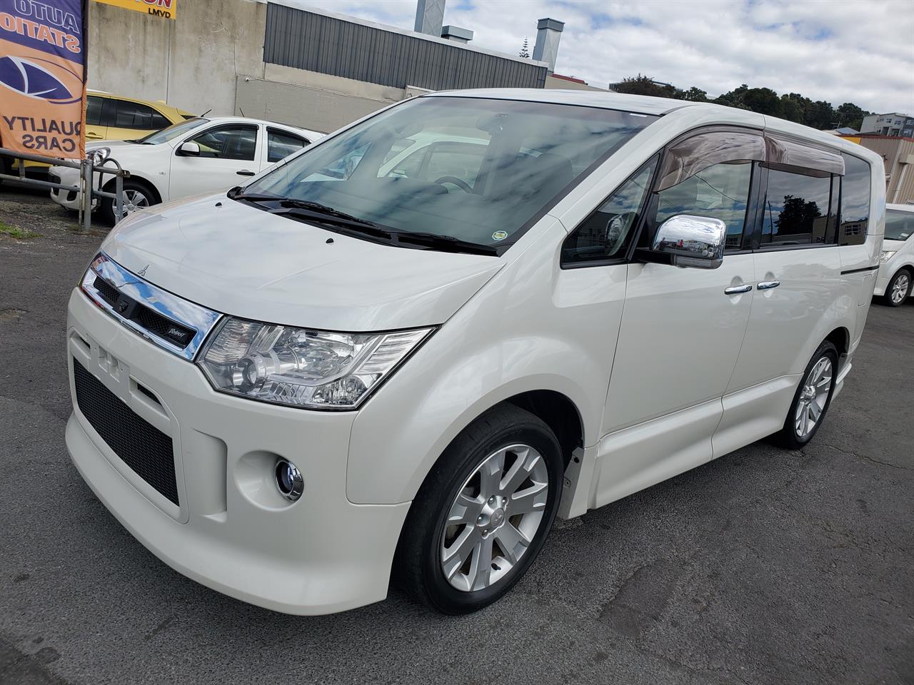 2013 Mitsubishi Delica thumbnail