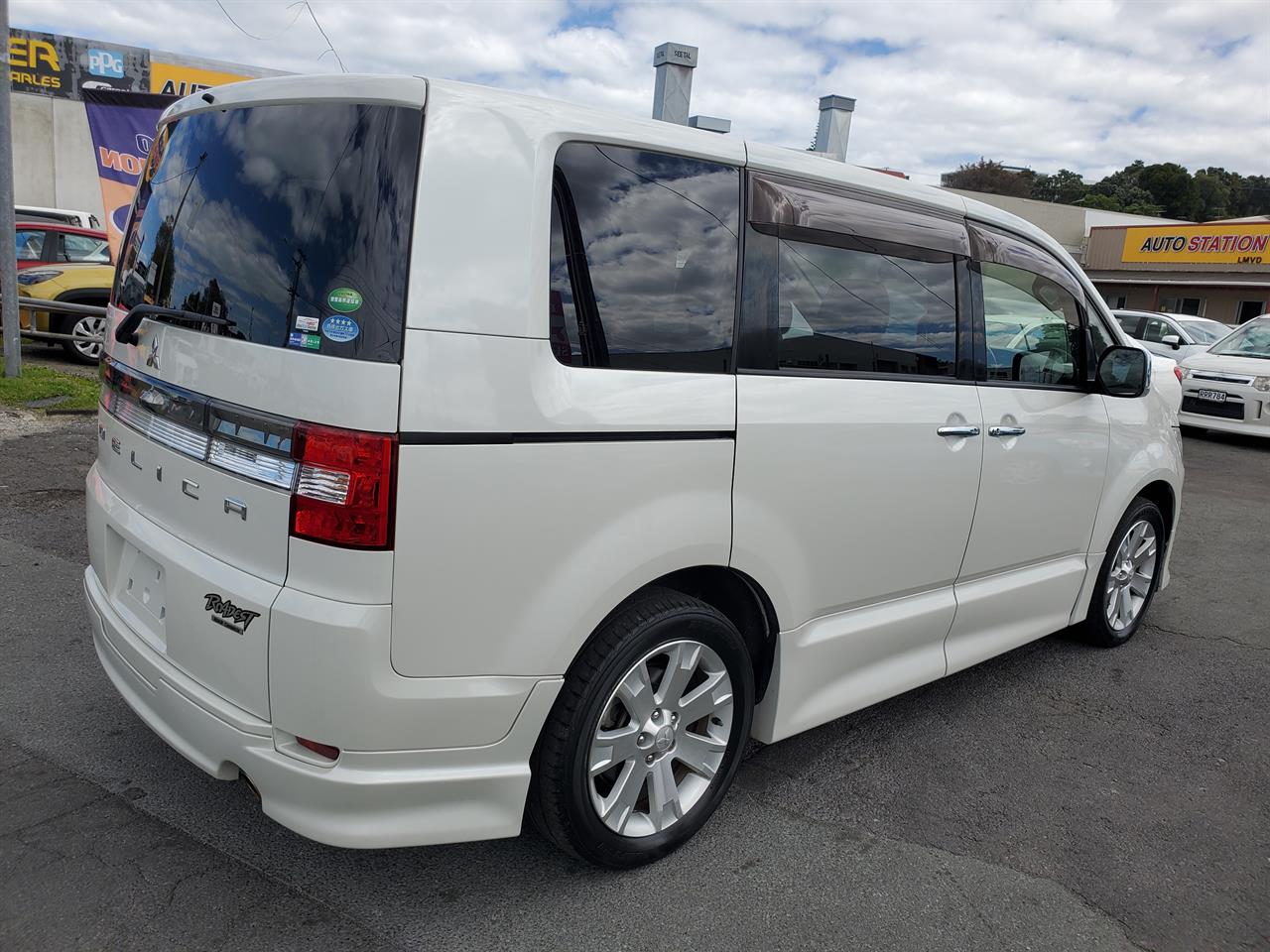 2013 Mitsubishi Delica thumbnail