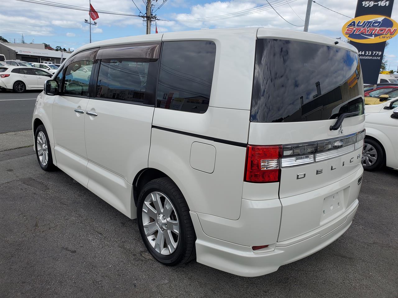 2013 Mitsubishi Delica thumbnail