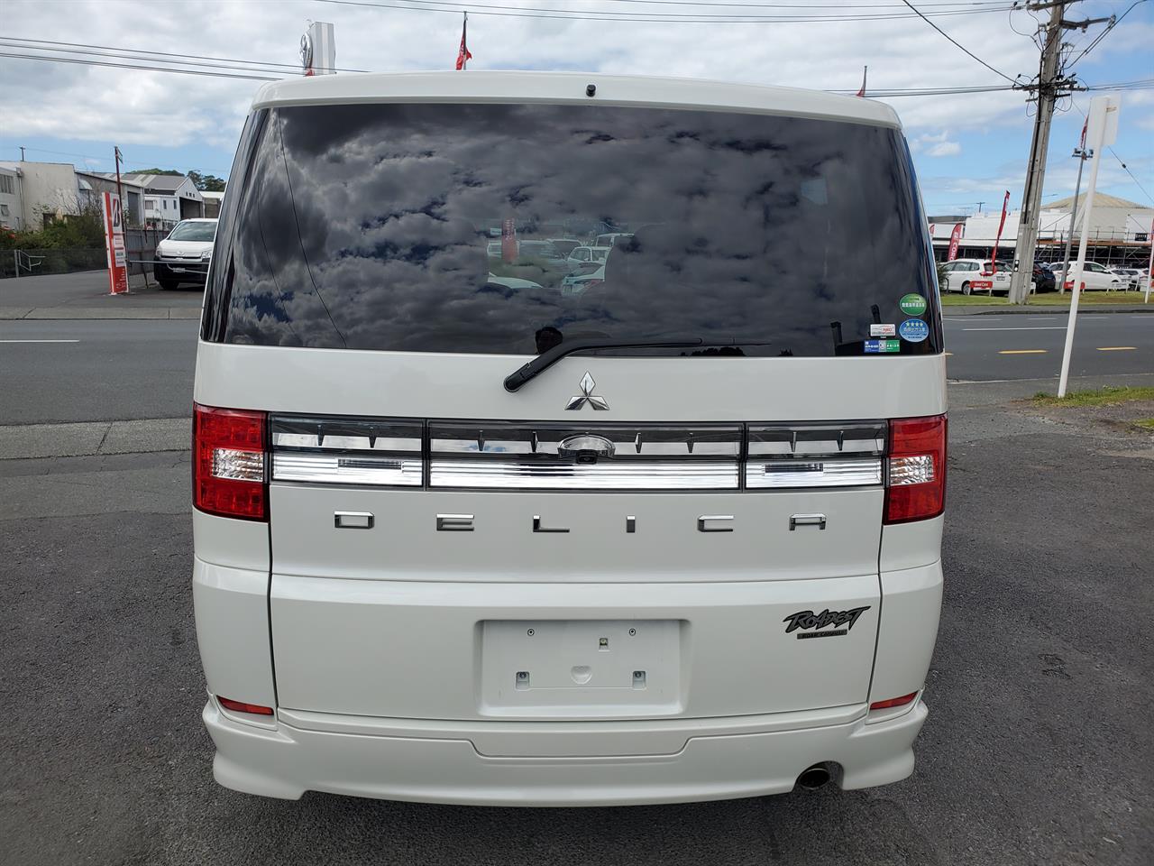 2013 Mitsubishi Delica thumbnail