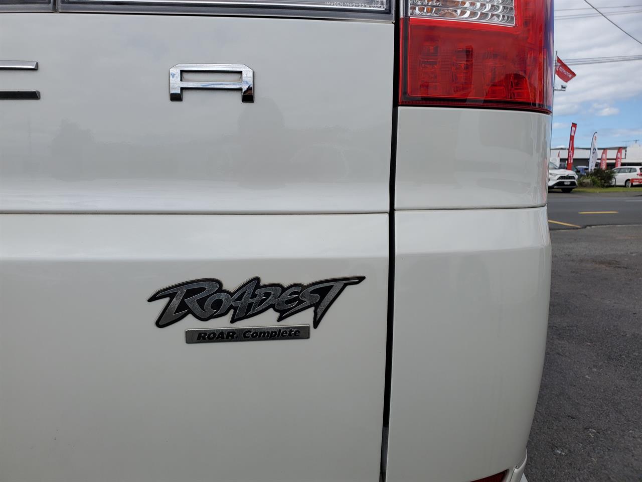 2013 Mitsubishi Delica thumbnail