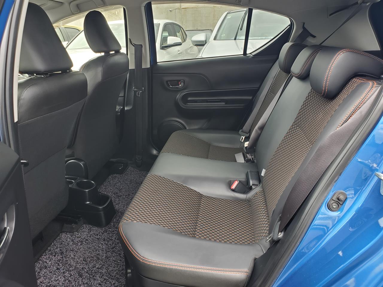 2015 Toyota Aqua thumbnail