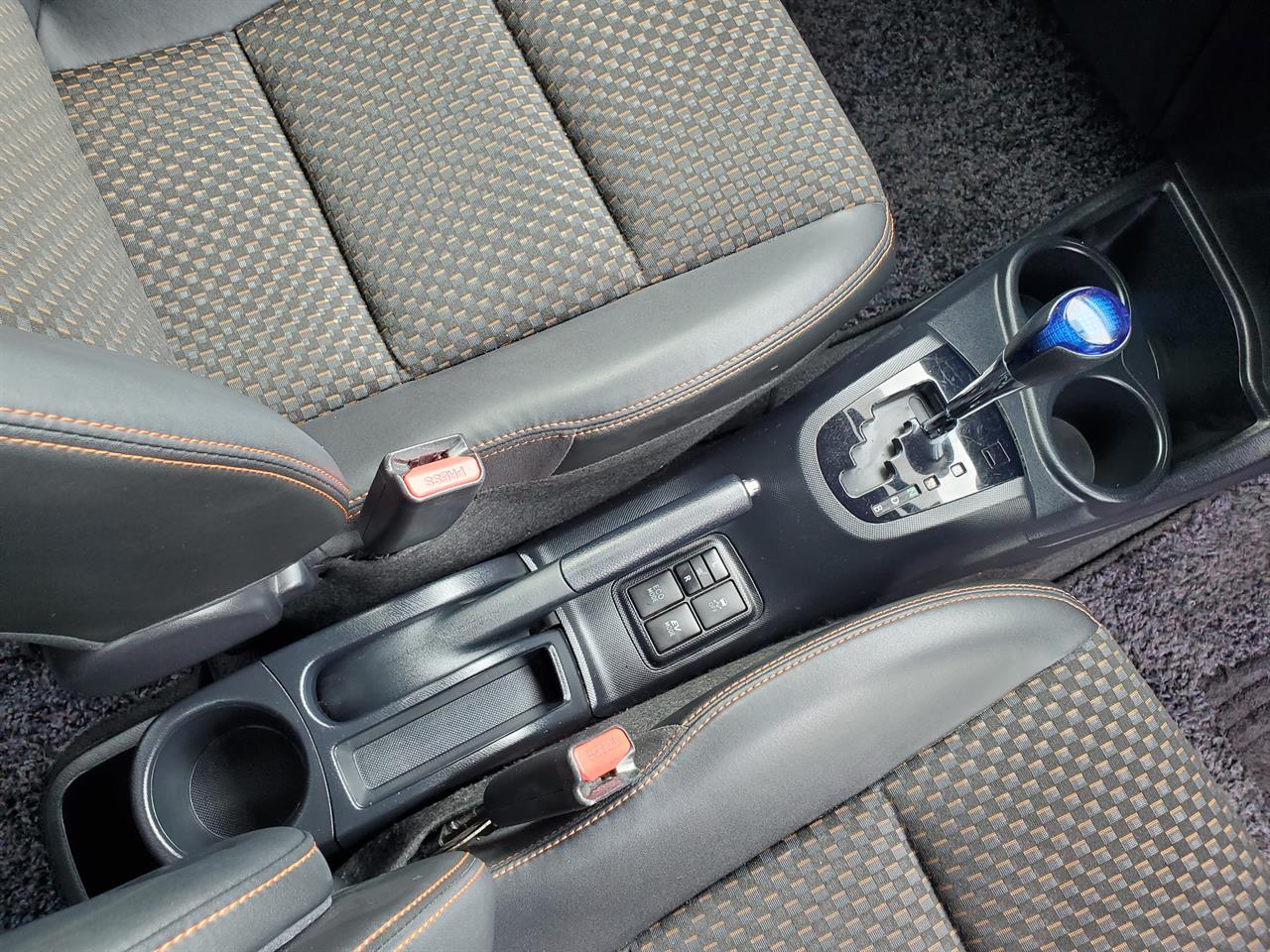 2015 Toyota Aqua thumbnail