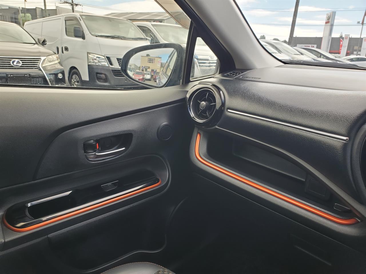 2015 Toyota Aqua thumbnail
