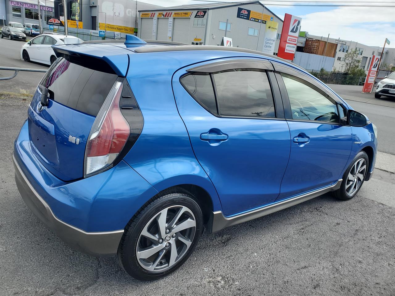 2015 Toyota Aqua thumbnail
