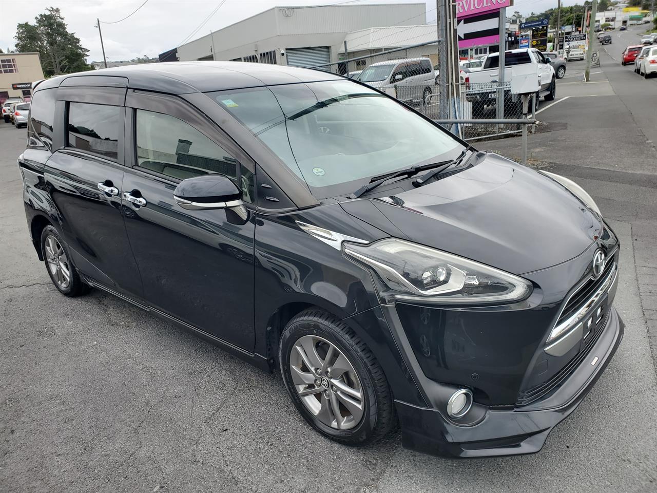 2017 Toyota Sienta thumbnail