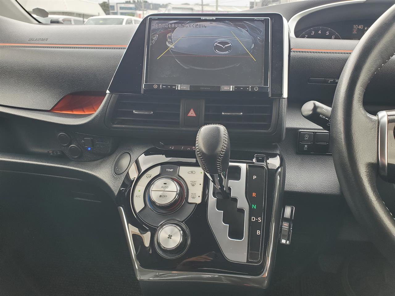 2017 Toyota Sienta thumbnail