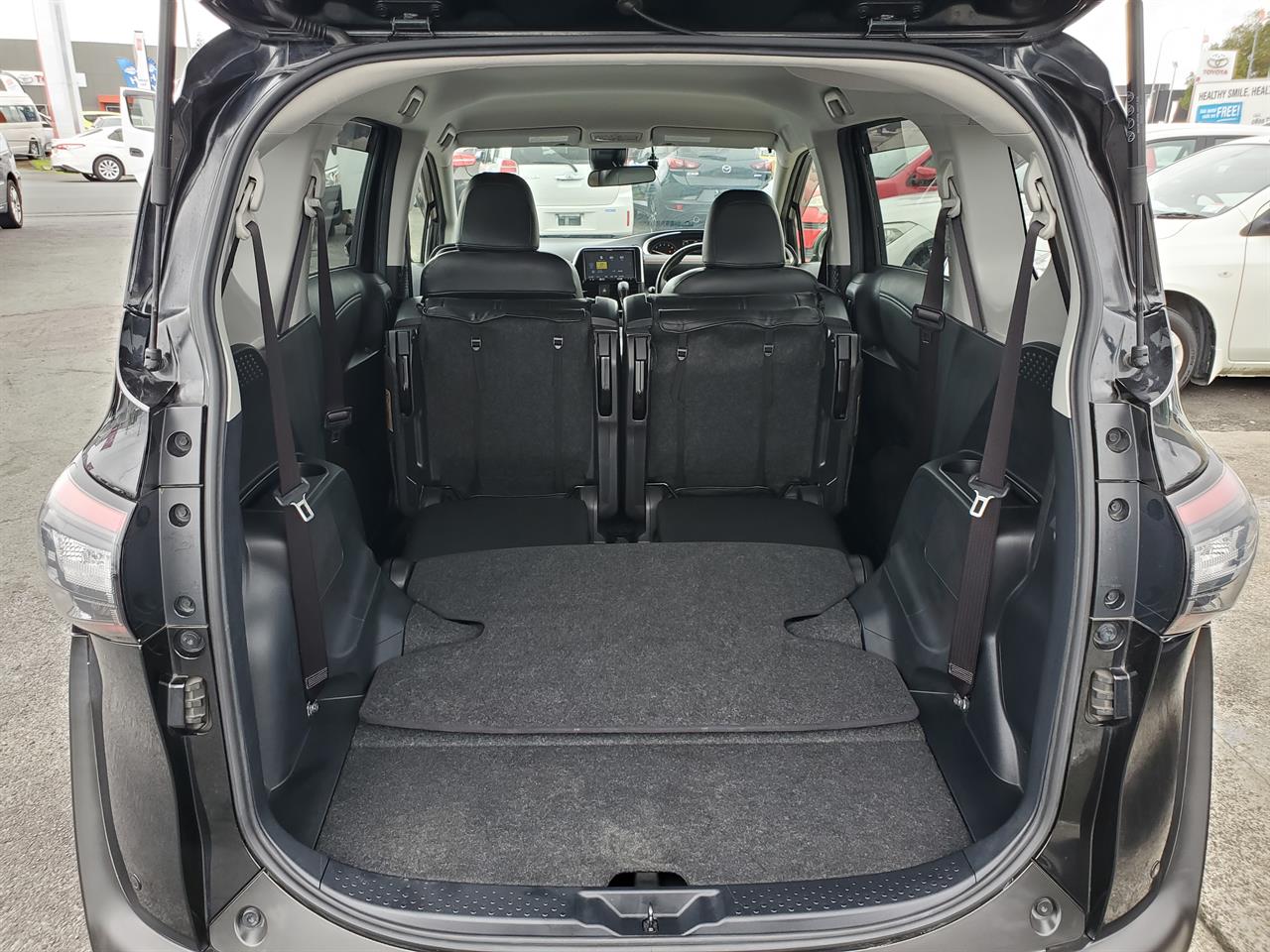 2017 Toyota Sienta thumbnail