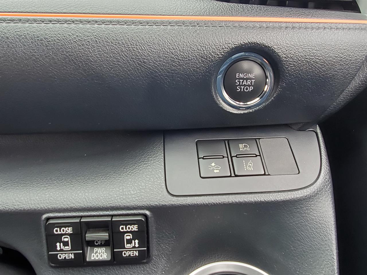 2017 Toyota Sienta thumbnail