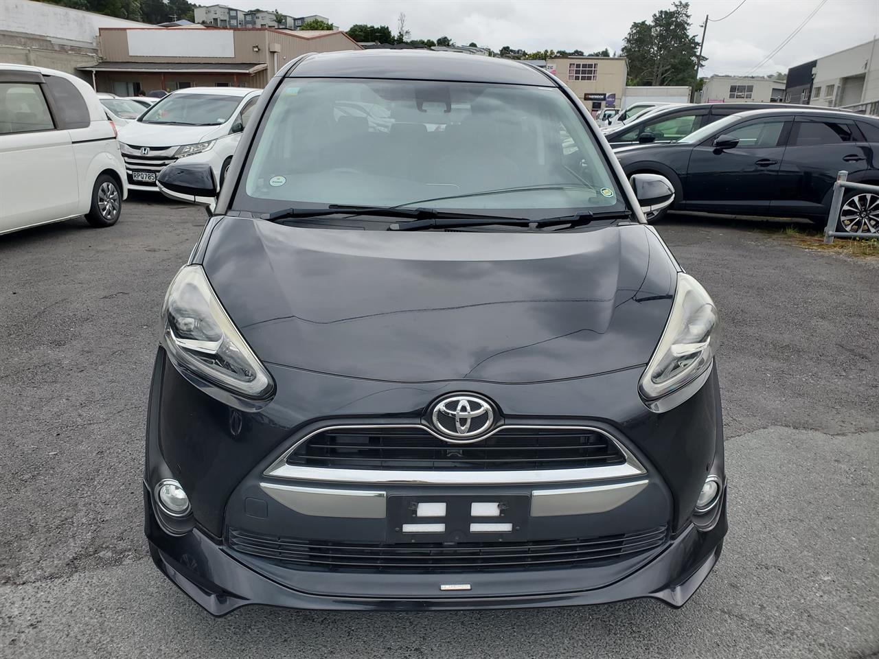 2017 Toyota Sienta thumbnail