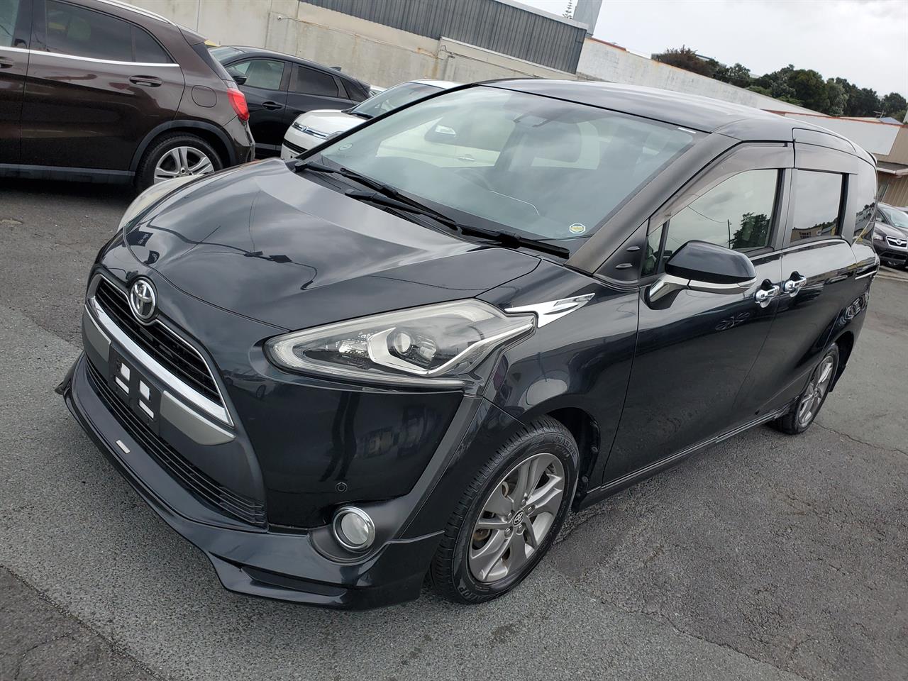 2017 Toyota Sienta thumbnail