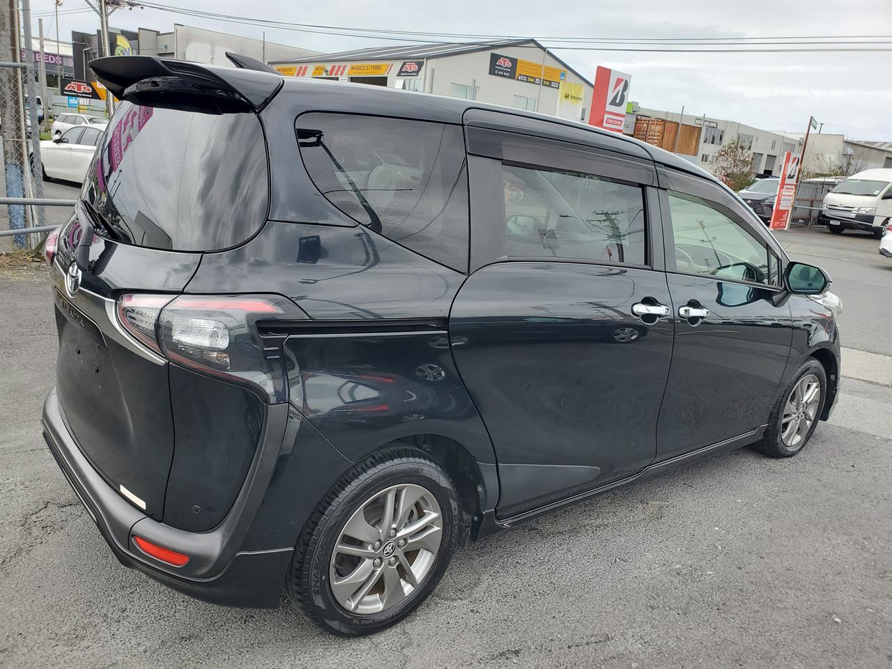 2017 Toyota Sienta thumbnail