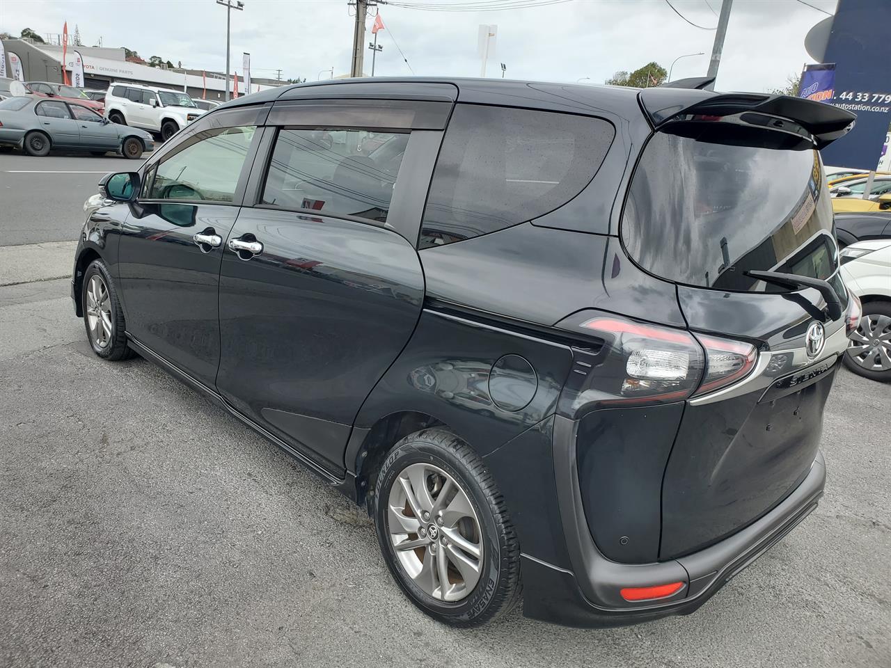 2017 Toyota Sienta thumbnail