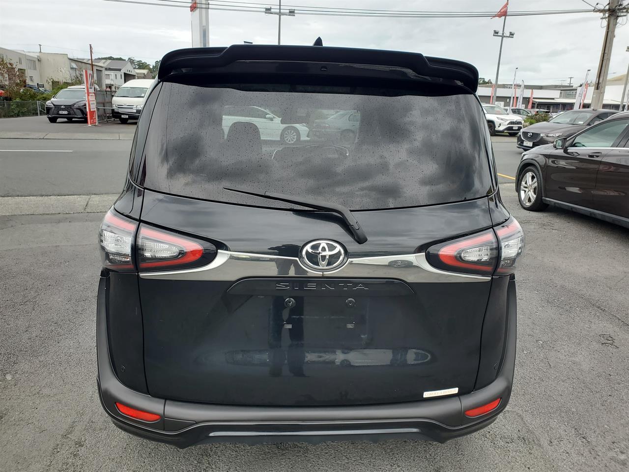 2017 Toyota Sienta thumbnail