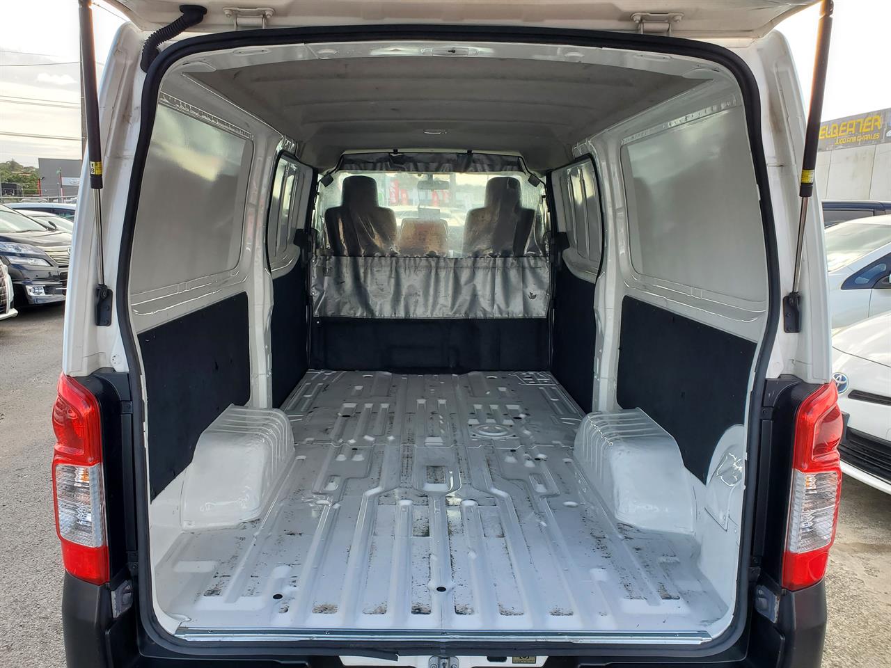 2017 Nissan NV350 thumbnail