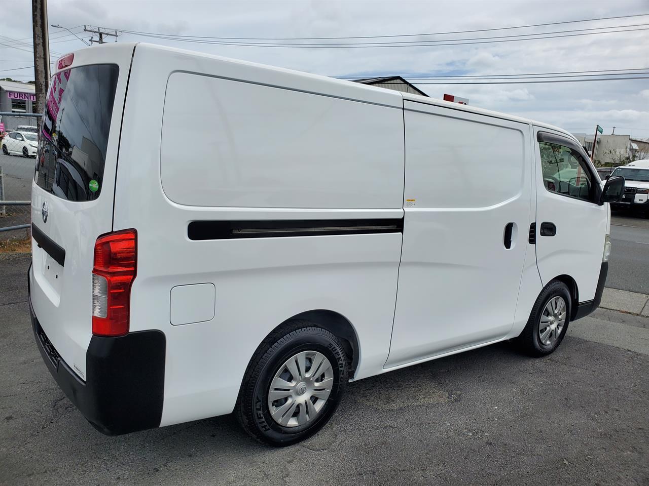 2017 Nissan NV350 thumbnail