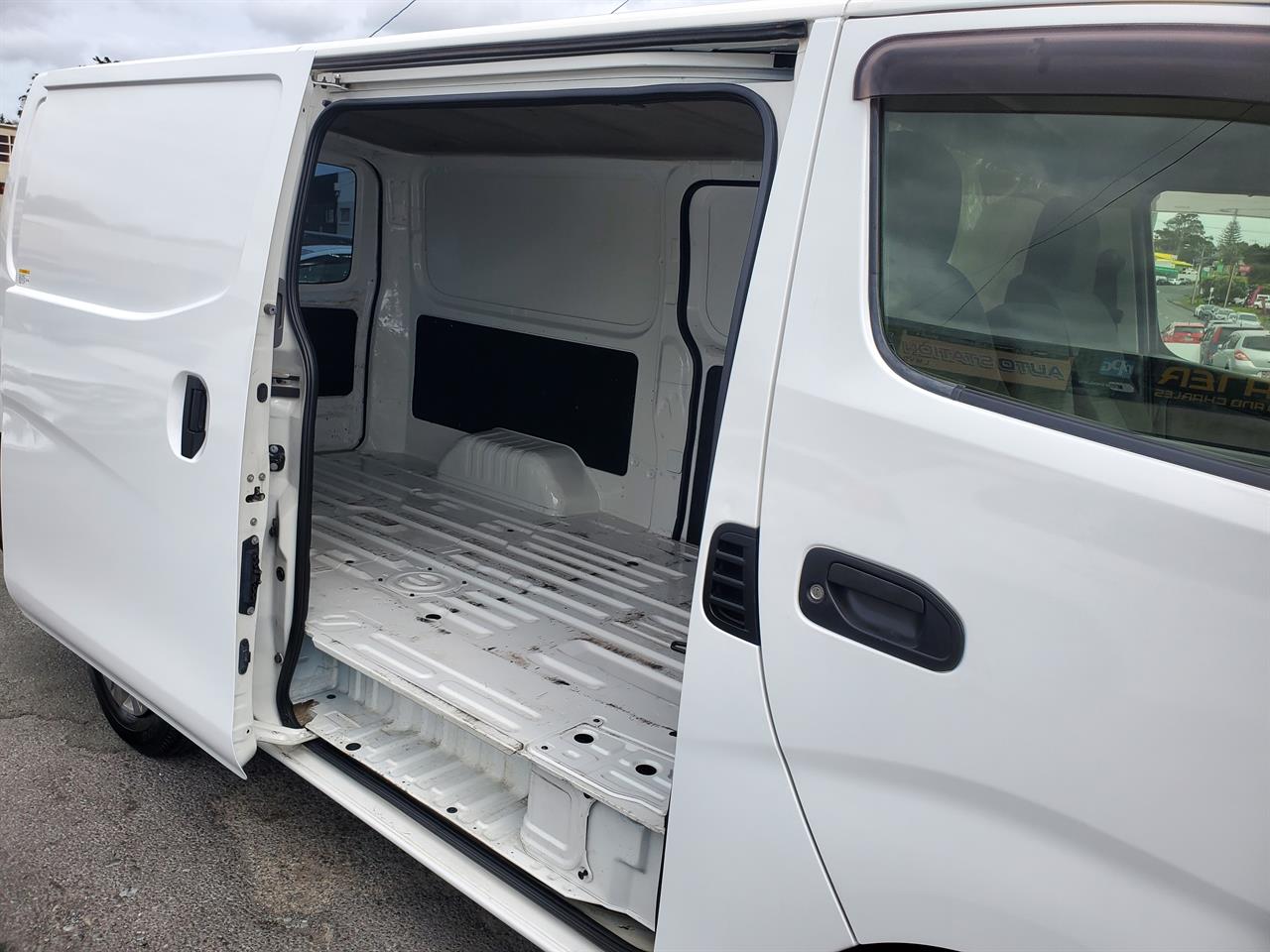 2017 Nissan NV350 thumbnail