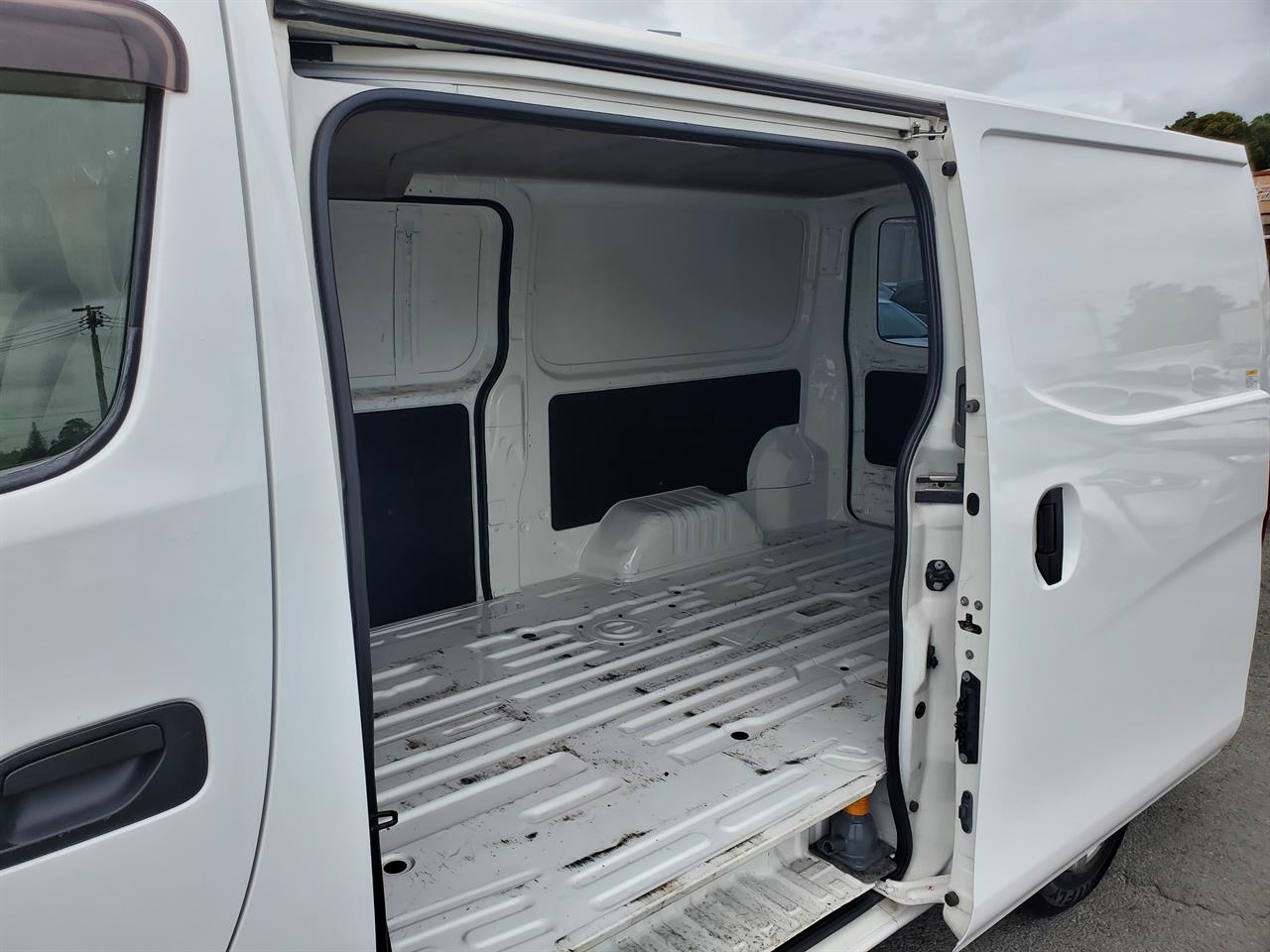 2017 Nissan NV350 thumbnail