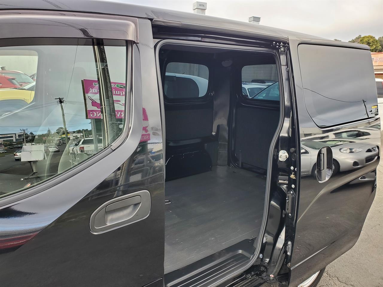2020 Nissan NV200 thumbnail