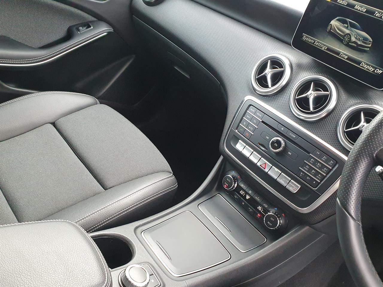 2016 Mercedes-Benz A180 thumbnail