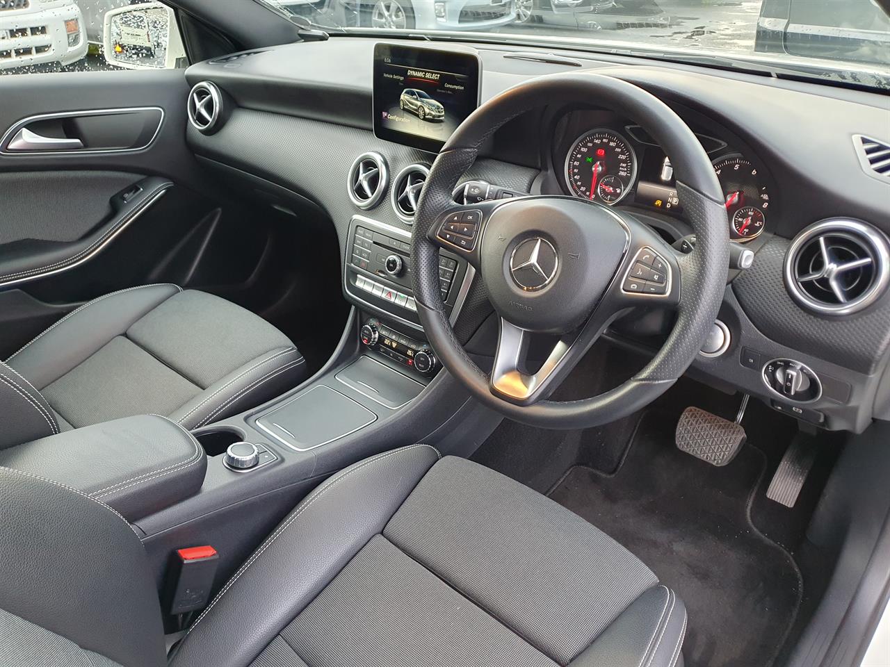 2016 Mercedes-Benz A180 thumbnail
