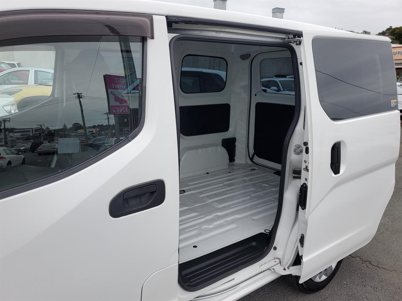 2020 Nissan NV200 thumbnail