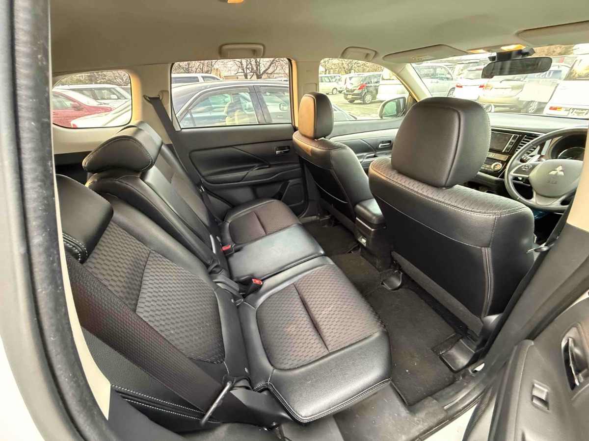 2015 Mitsubishi Outlander thumbnail