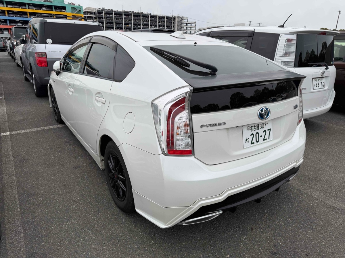2012 Toyota Prius thumbnail