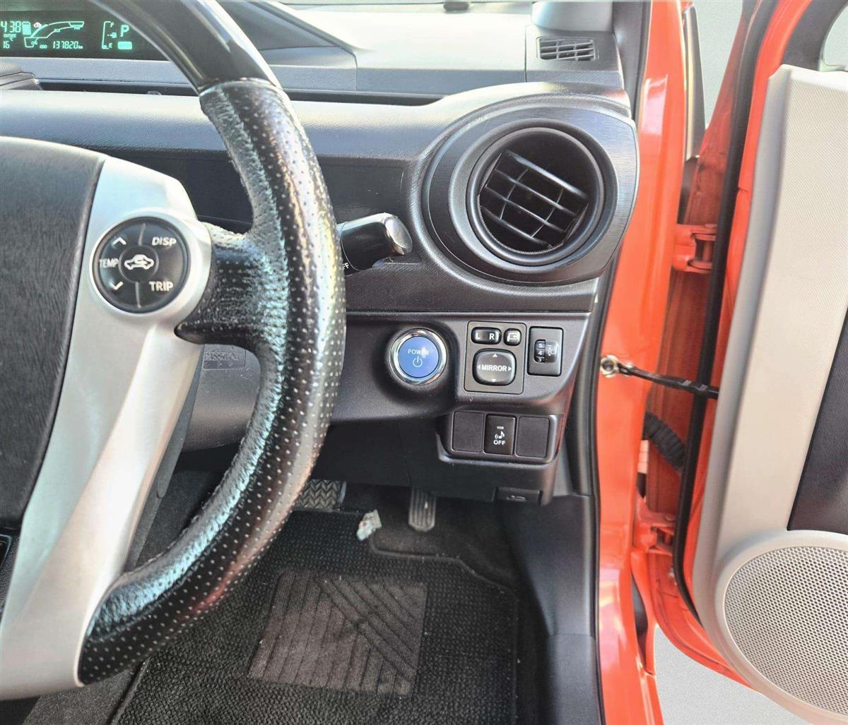 2013 Toyota Aqua thumbnail