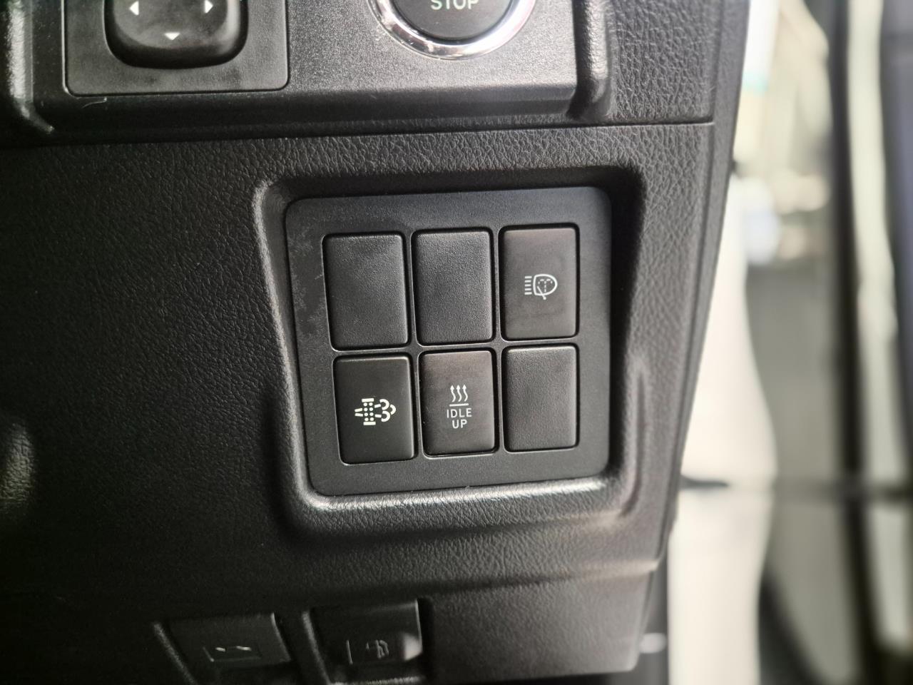 2015 Toyota Landcruiser thumbnail