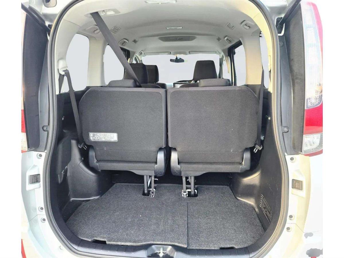 2014 Toyota Noah thumbnail