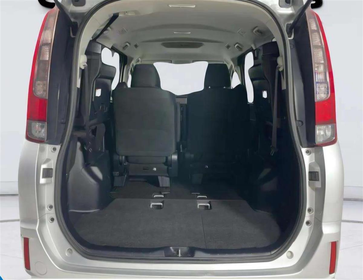2014 Toyota Noah thumbnail