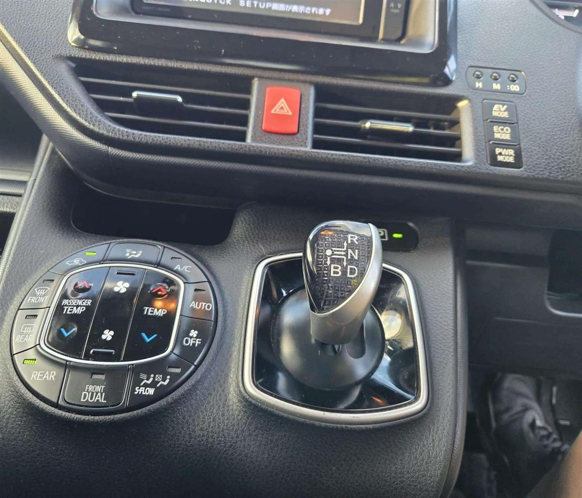 2014 Toyota Noah thumbnail